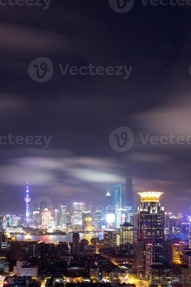 moderne stadshorizon, verkeer en cityscape in Shanghai, China foto