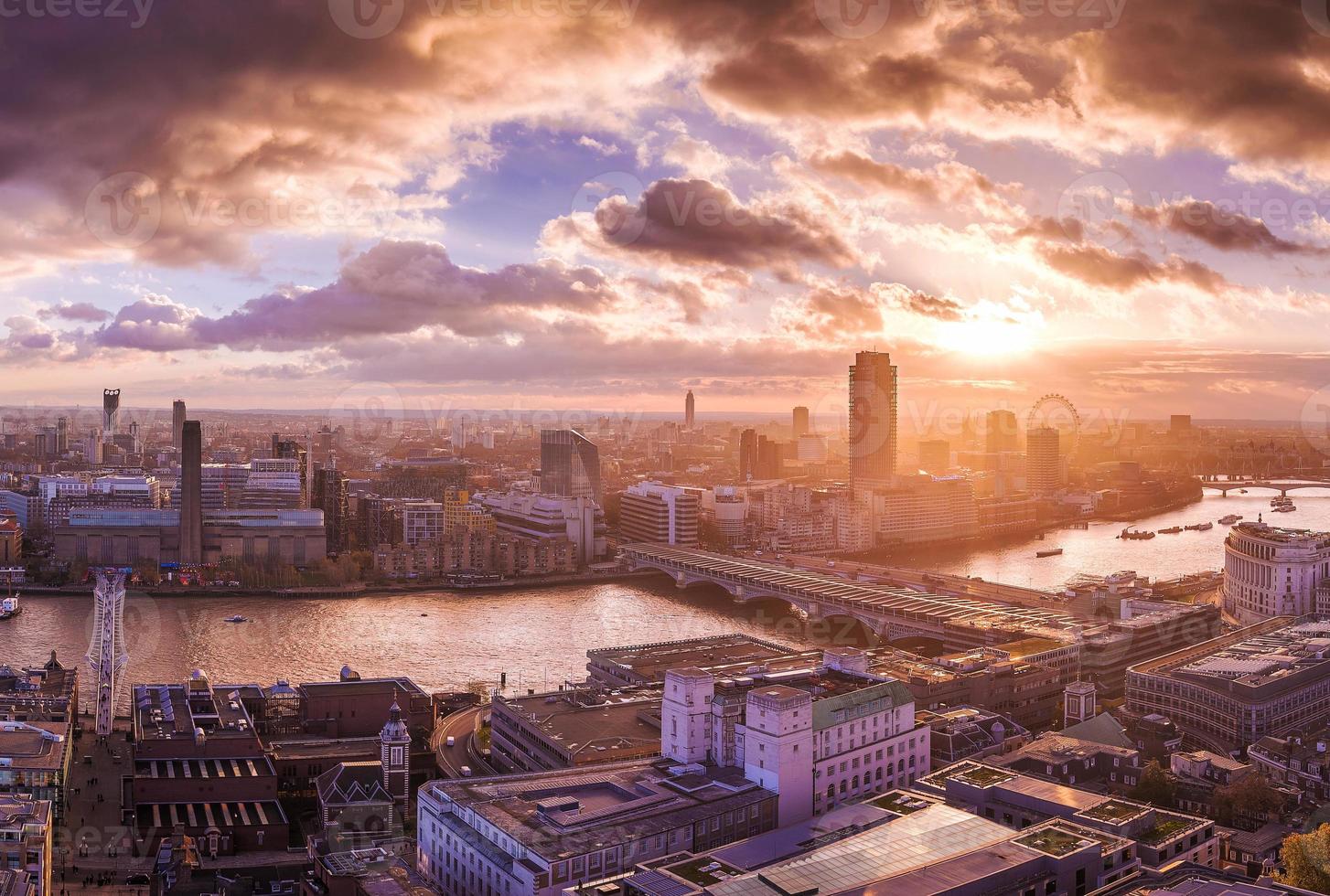 panoramisch uitzicht op de skyline van Zuid- en West-Londen bij zonsondergang foto