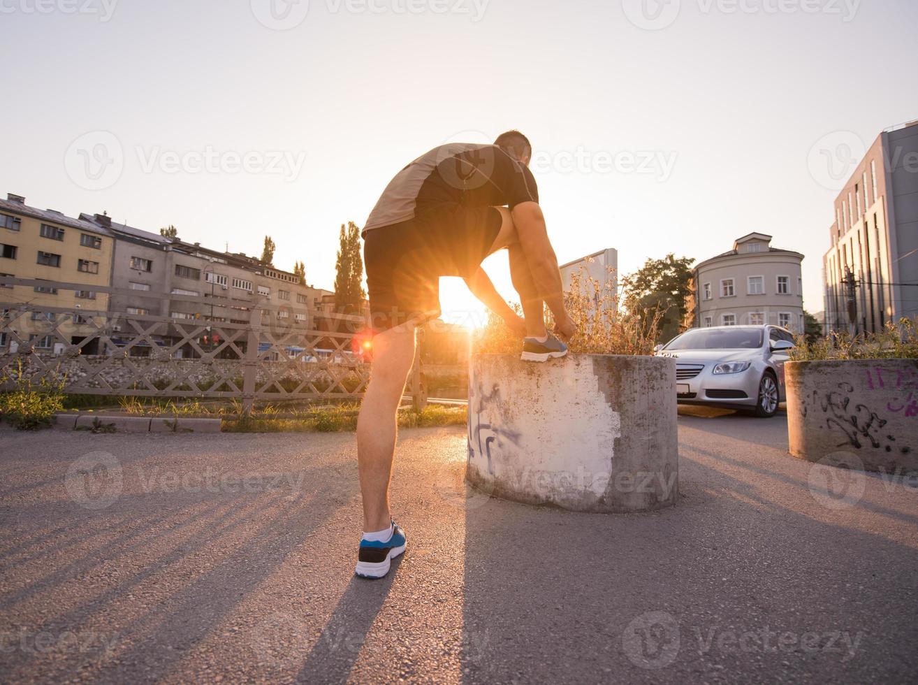 man koppelverkoop hardloopschoenen veters foto