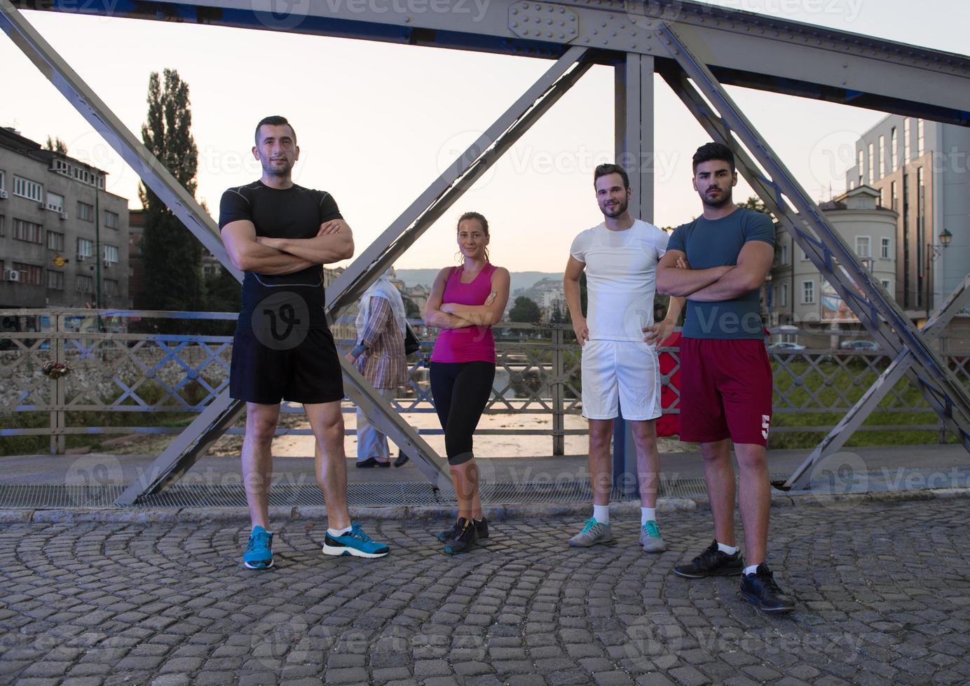 groep jongeren joggen over de brug foto