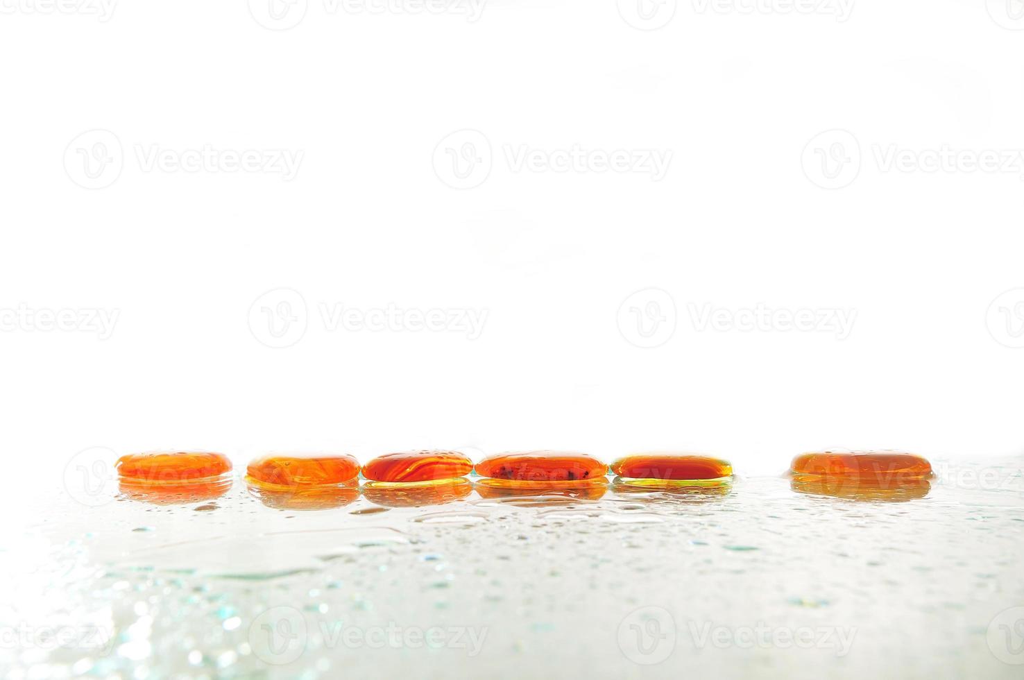geïsoleerde natte zen-stenen met opspattende waterdruppels foto