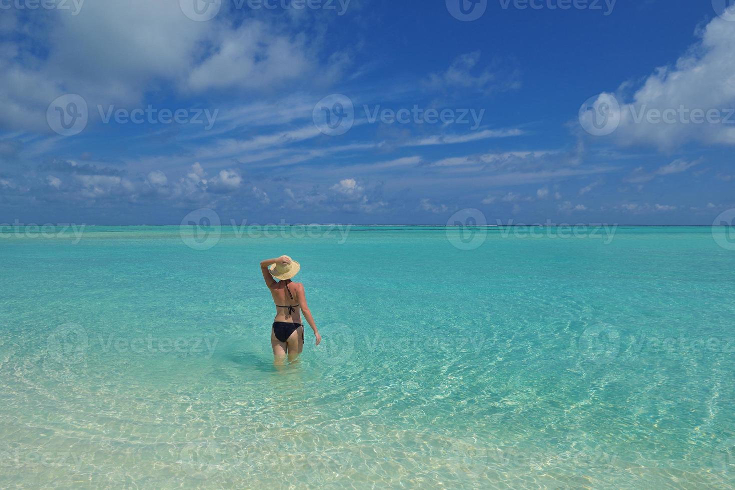 gelukkige vrouw geniet van de zomertijd foto