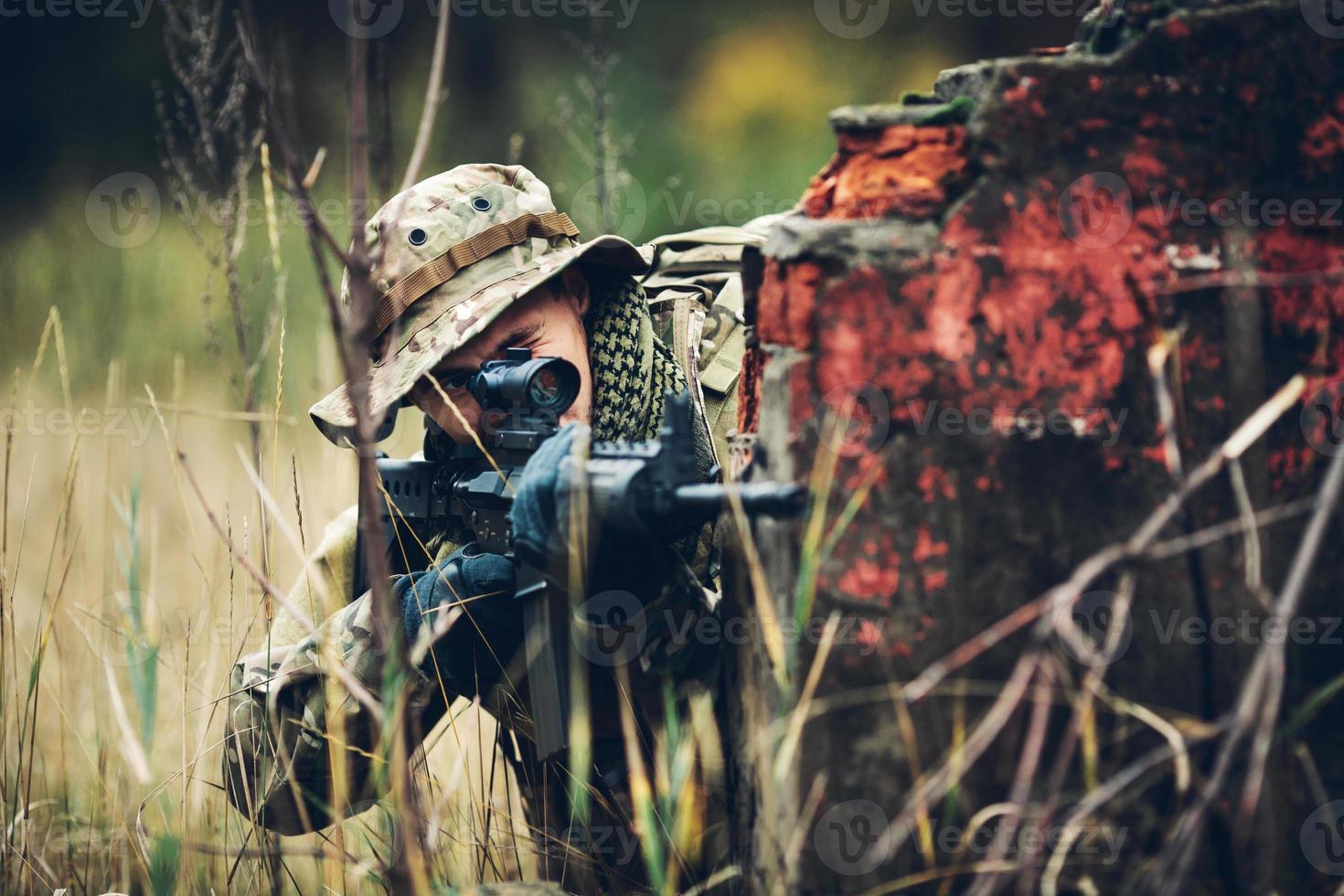 soldaat met geweer in het bos foto
