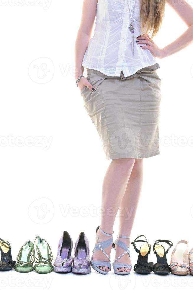 mooie jonge vrouw met het kopen van schoenen verslaving, geïsoleerd op een witte achtergrond foto