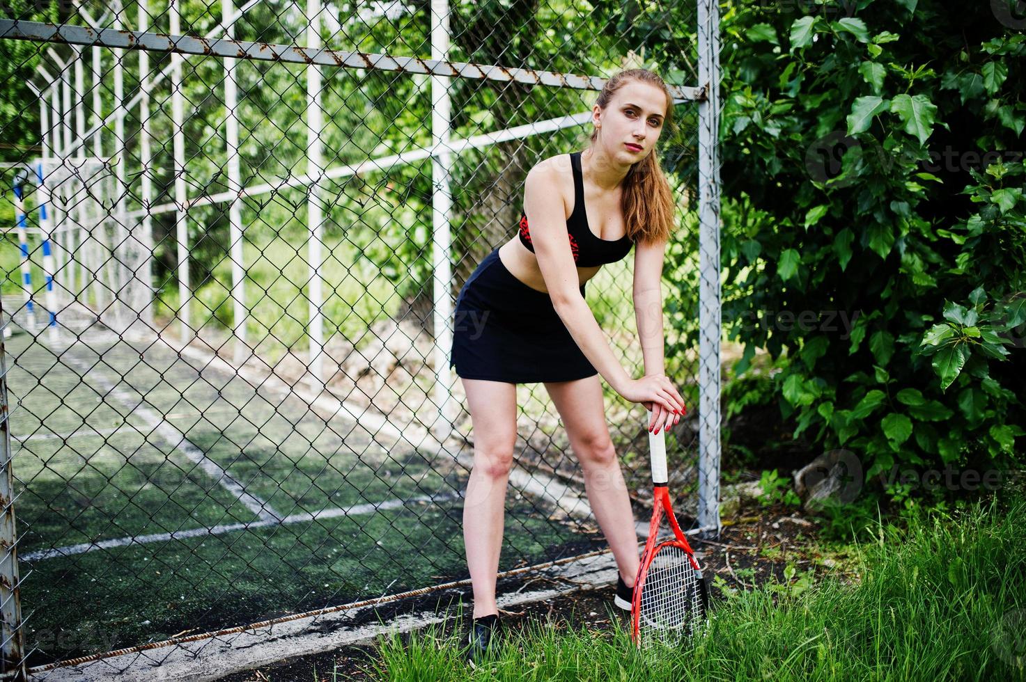 mooie sport vrouw tennisser met racket in sportkleding kostuum. foto