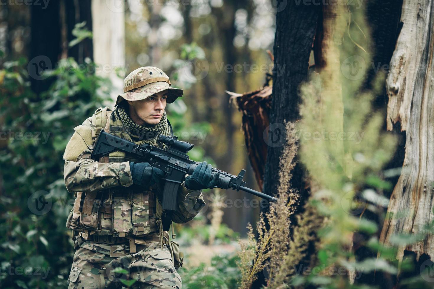 soldaat met geweer in het bos foto
