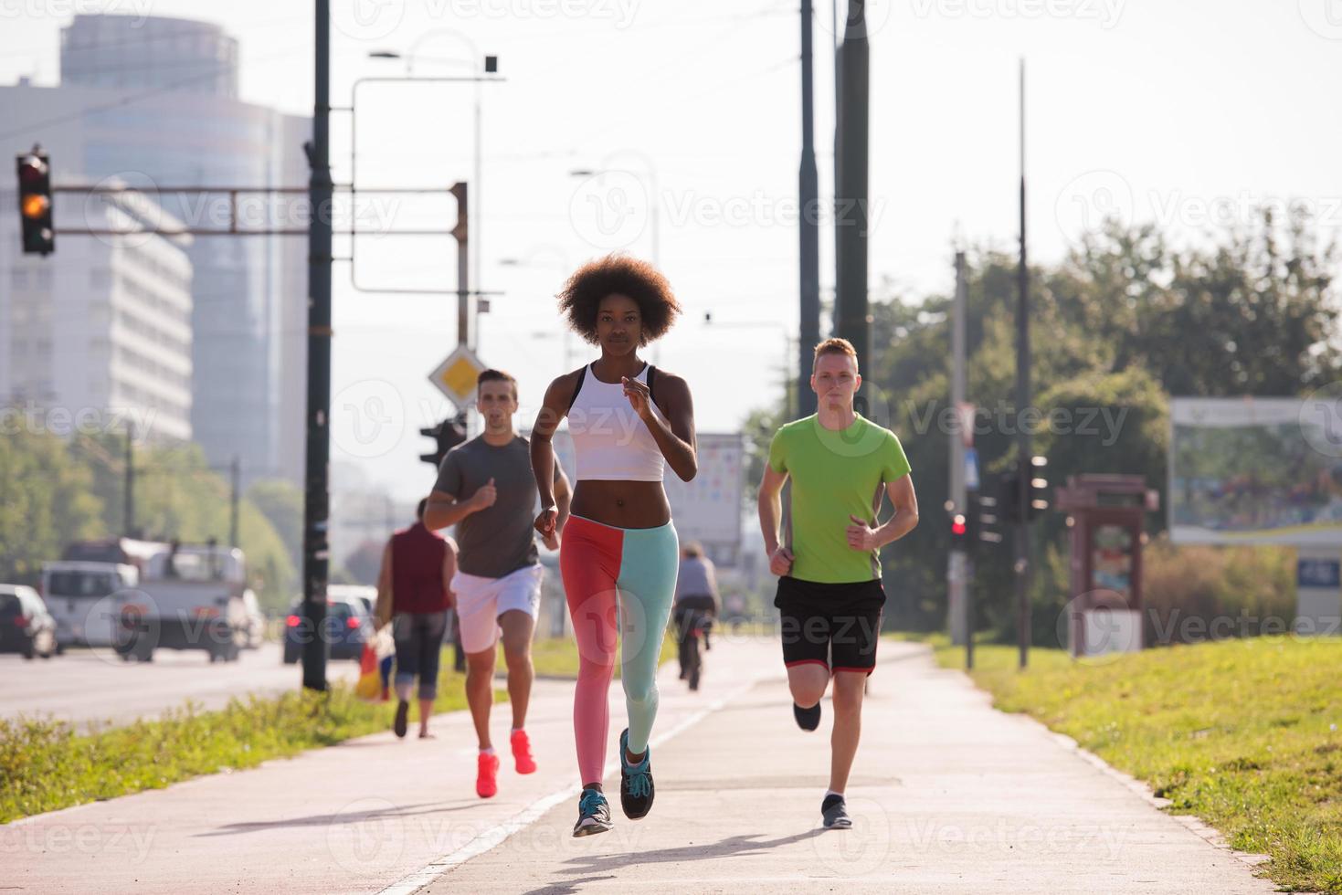 multi-etnische groep mensen aan het joggen foto