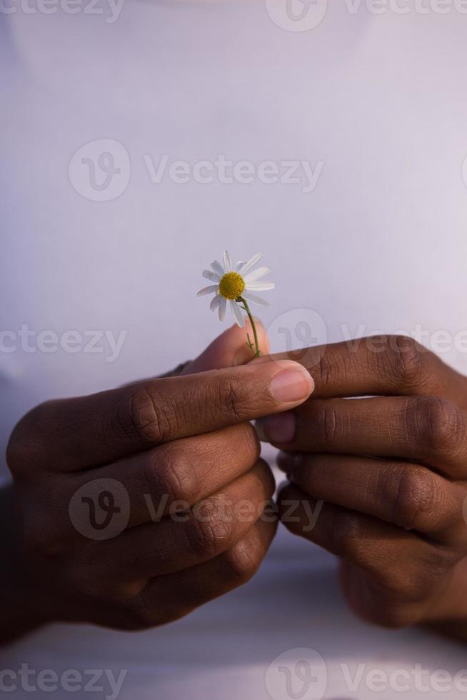 portret van Afro-Amerikaans meisje met een bloem in haar hand foto