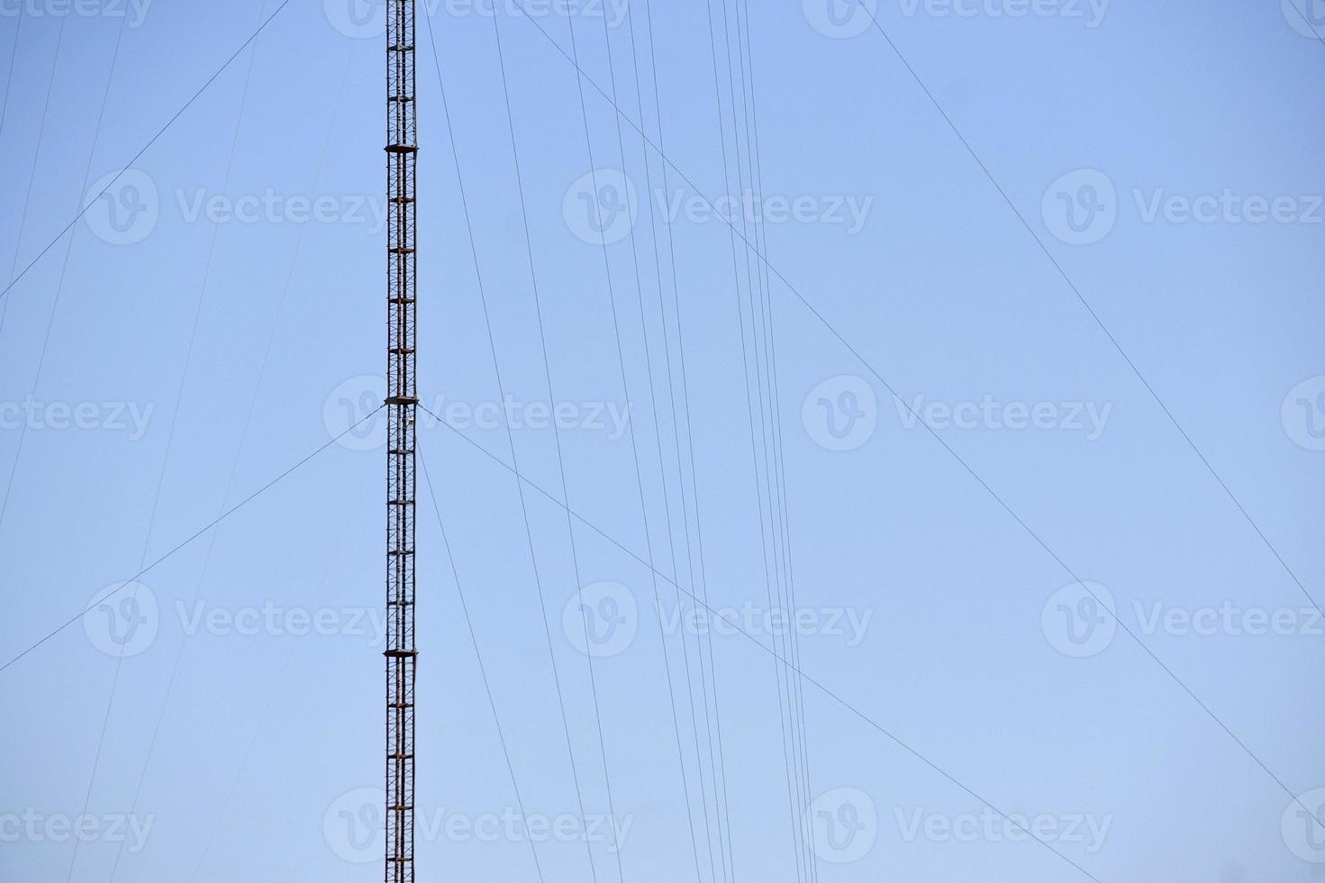 de toren tegen de blauwe lucht foto