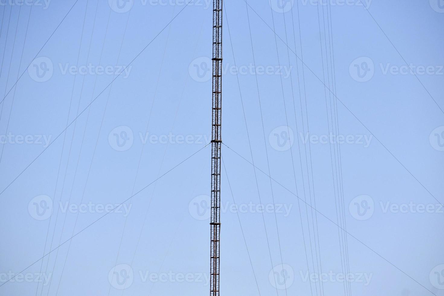 de toren tegen de blauwe lucht foto
