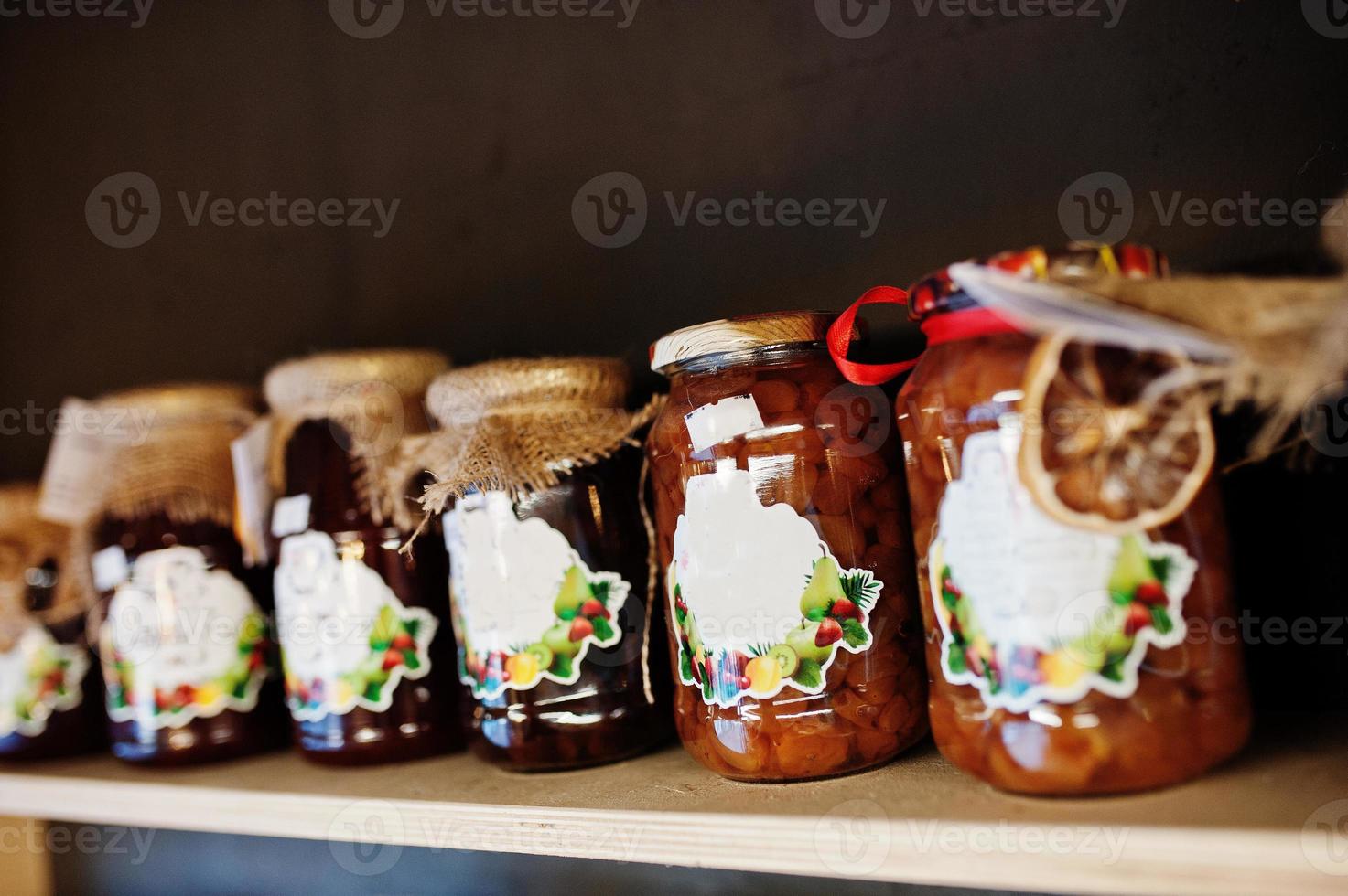 glazen potten met verschillende soorten jam en bessen van een supermarkt of supermarkt. zelfgemaakte conservenproducten. gemaakt met liefde. foto