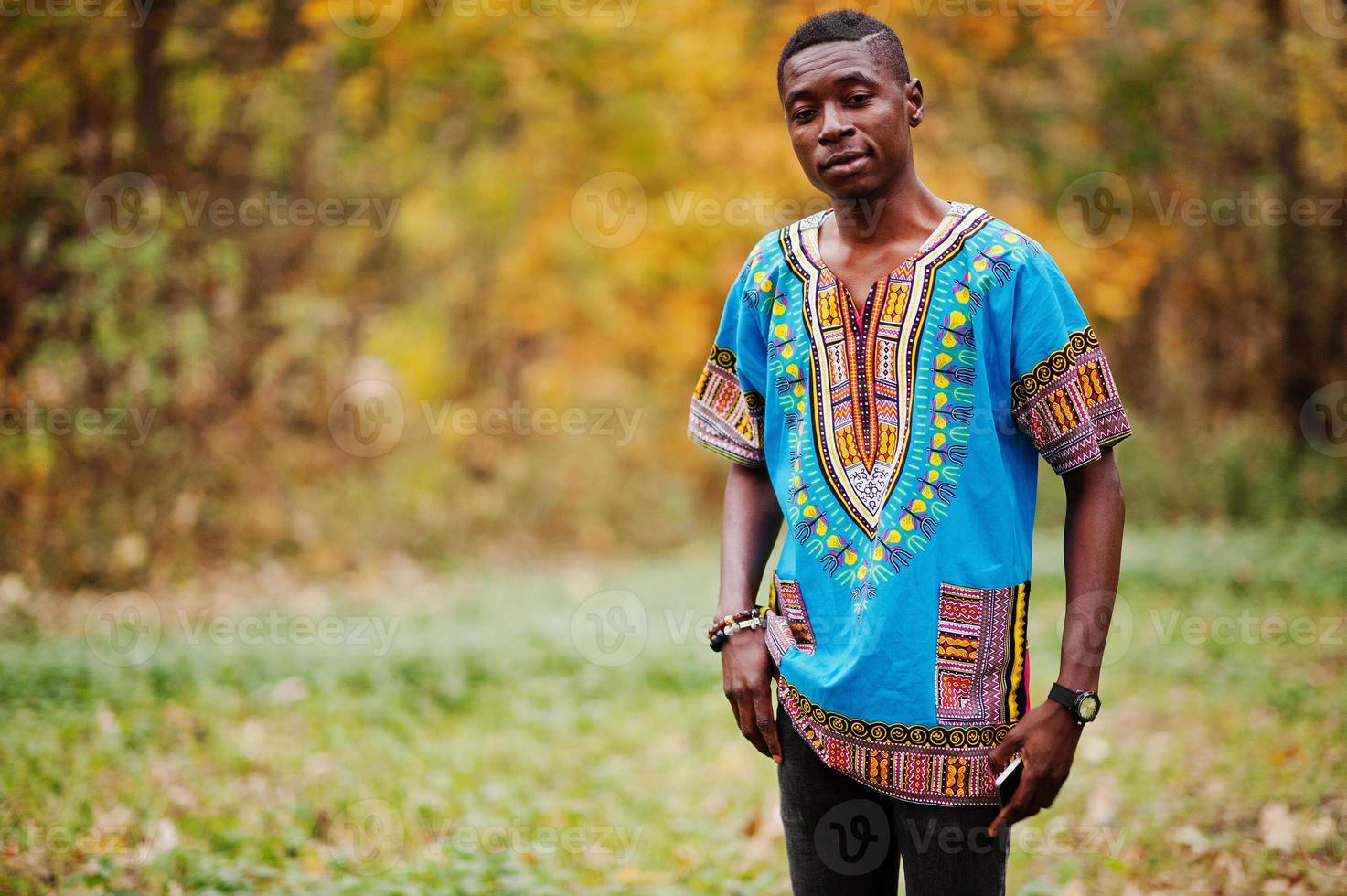 afrikaanse man in afrika traditioneel shirt op herfstpark. foto