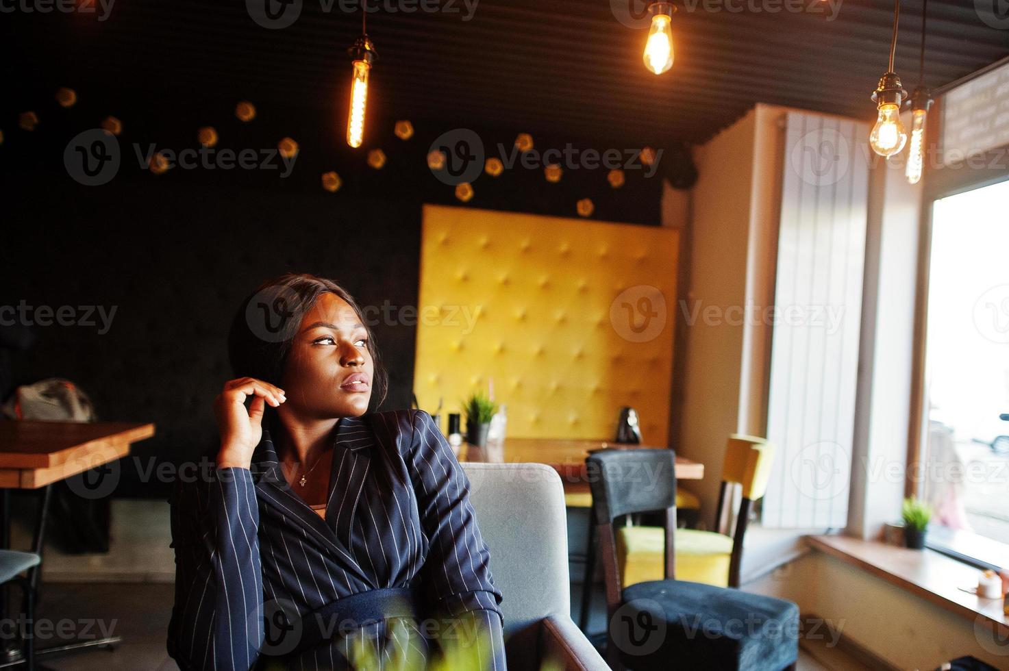 Afro-Amerikaanse zakenvrouw zittend aan tafel in café. zwarte meid die rust heeft. foto