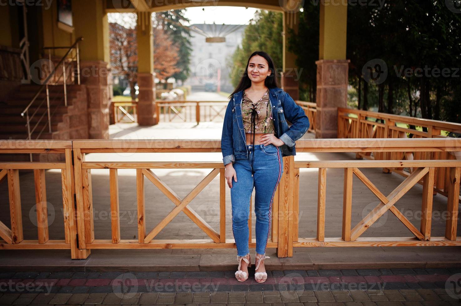 mooie latino model meisje uit ecuador slijtage op jeans gesteld op straat. foto