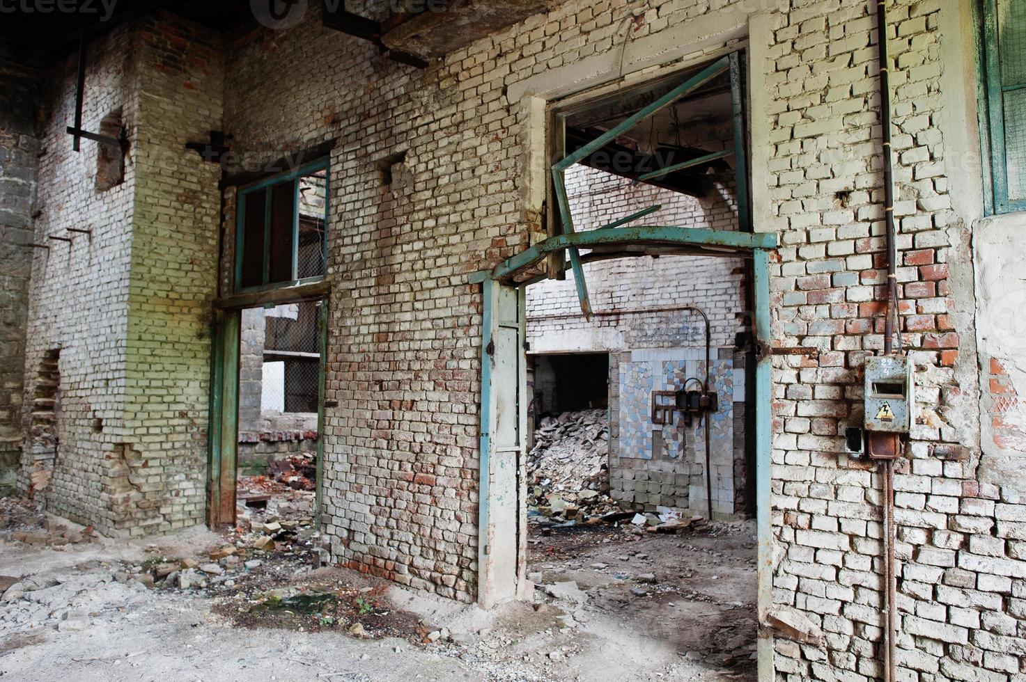 industrieel interieur van een oude verlaten fabriek. foto