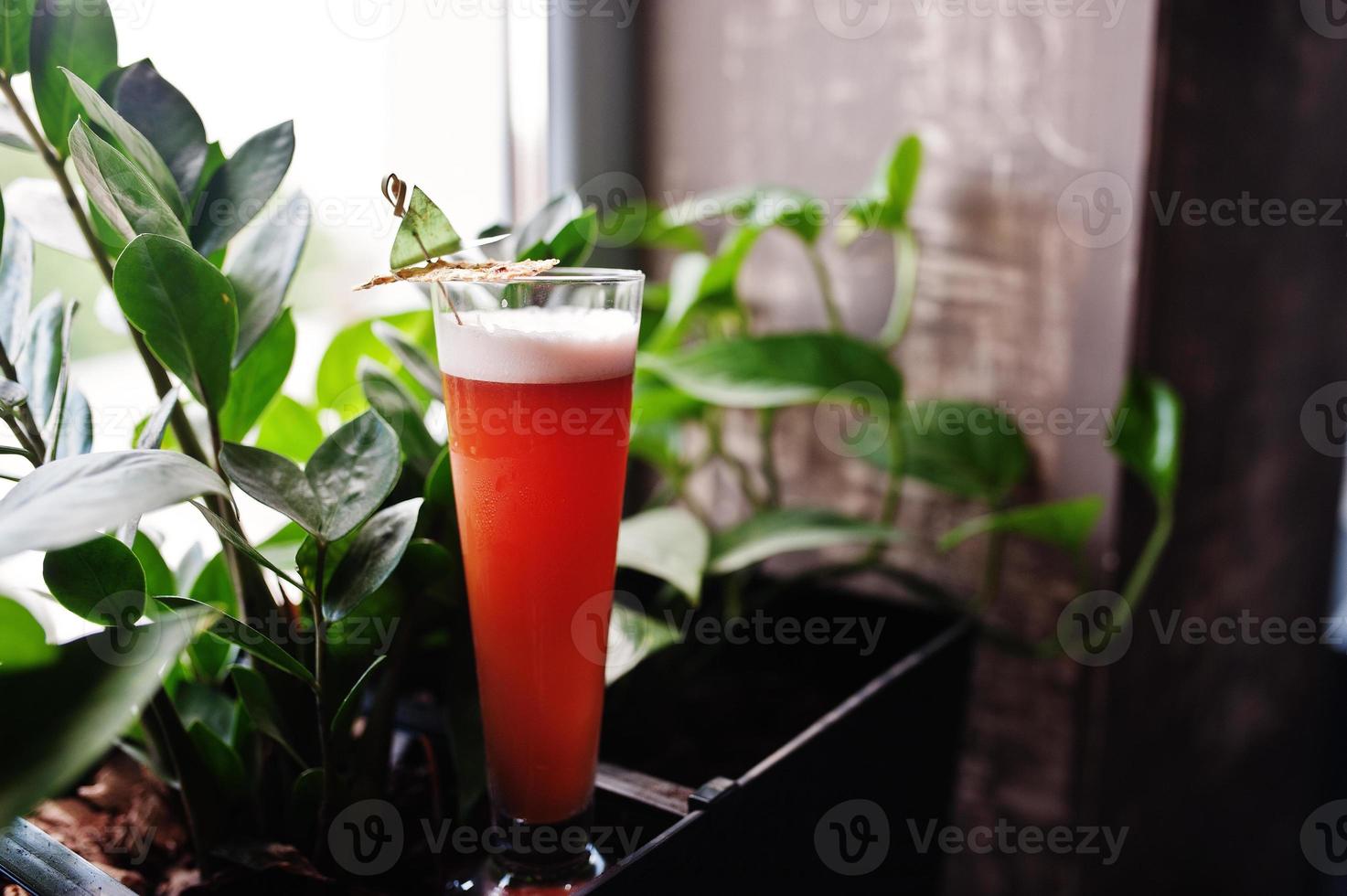 alcoholische lange cocktail in glas aan bartafel. foto