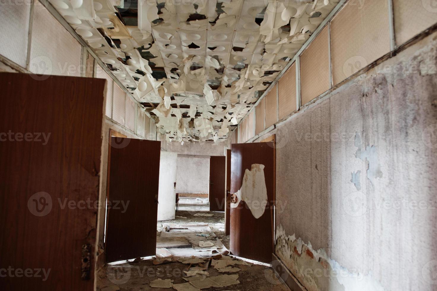 industrieel interieur van een oude verlaten fabriek. foto