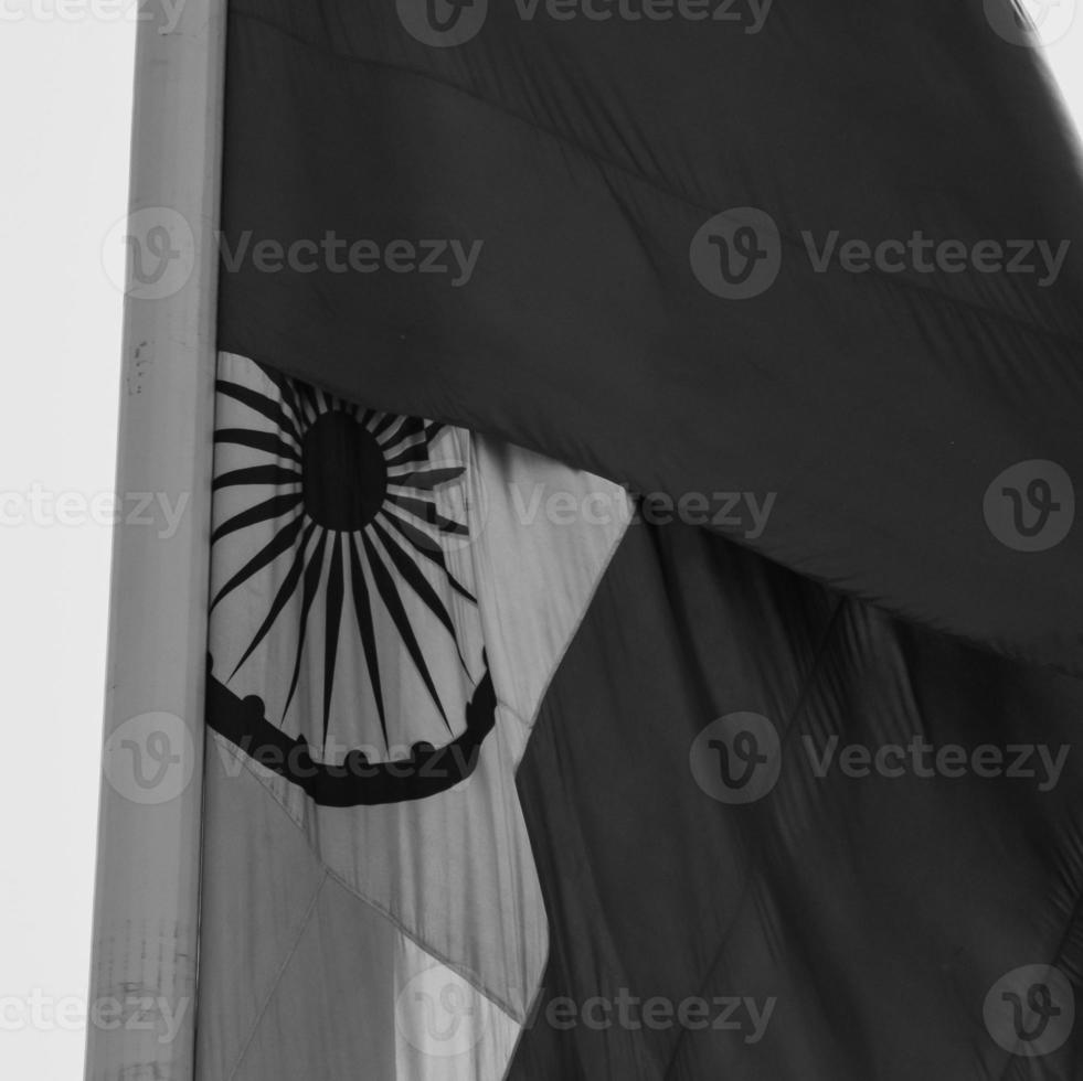 indiase vlag op connaught plaats met trots in blauwe lucht, indiase vlag wapperen, indiase vlag op onafhankelijkheidsdag en republiek dag van india, wuivende indiase vlag, vliegende indiase vlaggen - zwart en wit foto