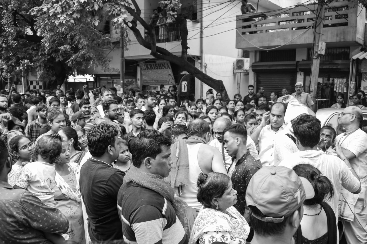 new delhi, india 1 juli 2022 - een enorme bijeenkomst van toegewijden uit verschillende delen van delhi ter gelegenheid van ratha yatra of rathyatra. rath voor heer jagannath getrokken door mensen, jagannath rath yatra foto