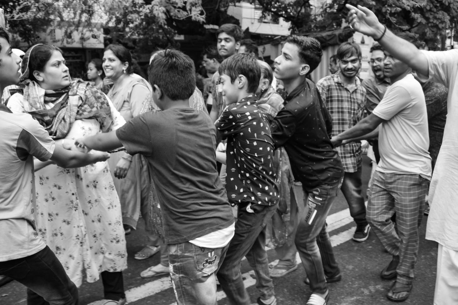 new delhi, india 1 juli 2022 - een enorme bijeenkomst van toegewijden uit verschillende delen van delhi ter gelegenheid van ratha yatra of rathyatra. rath voor heer jagannath getrokken door mensen, jagannath rath yatra foto