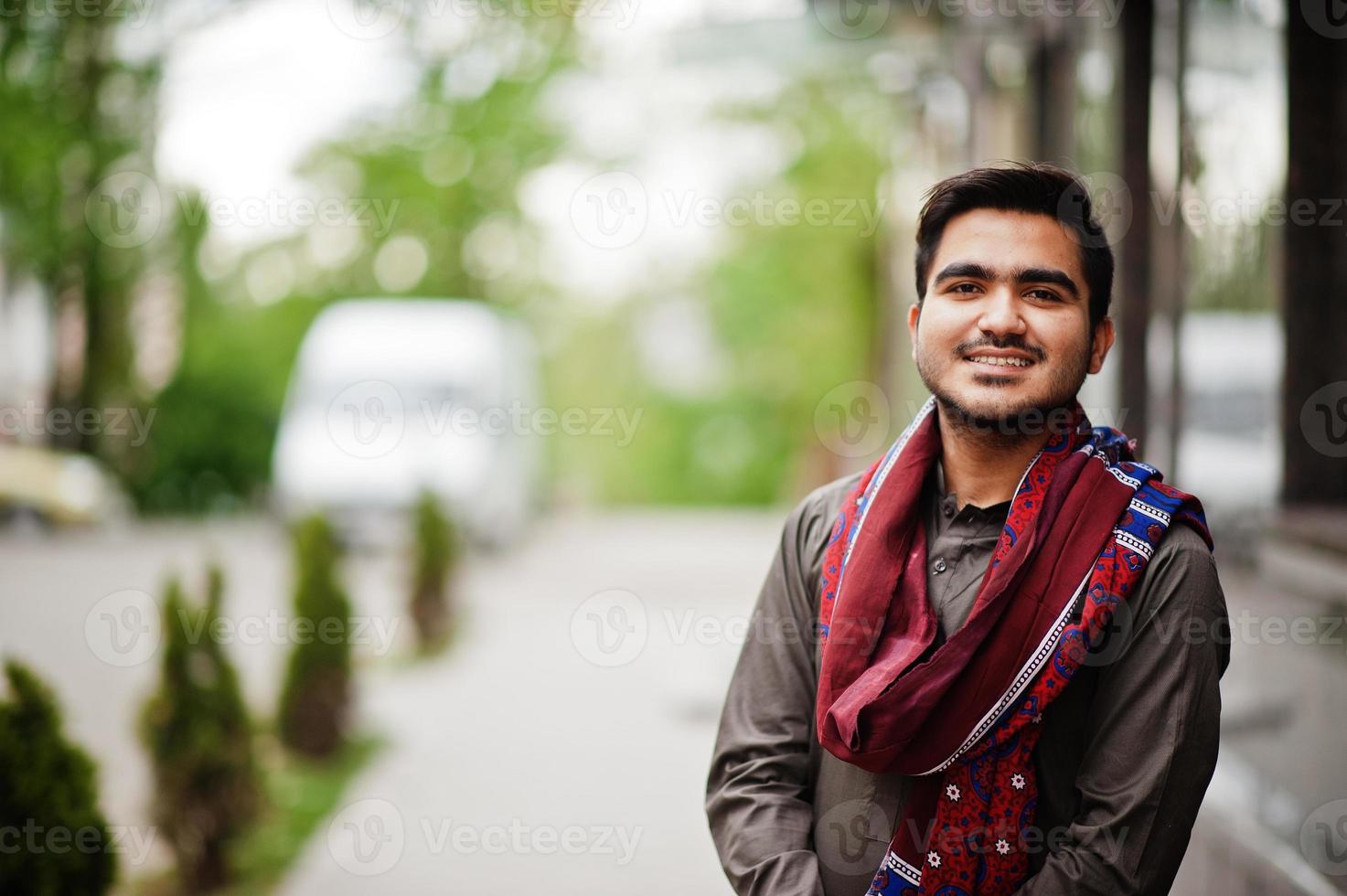 indo-pakistaanse man draagt traditionele kleding achkan of sherwani. foto