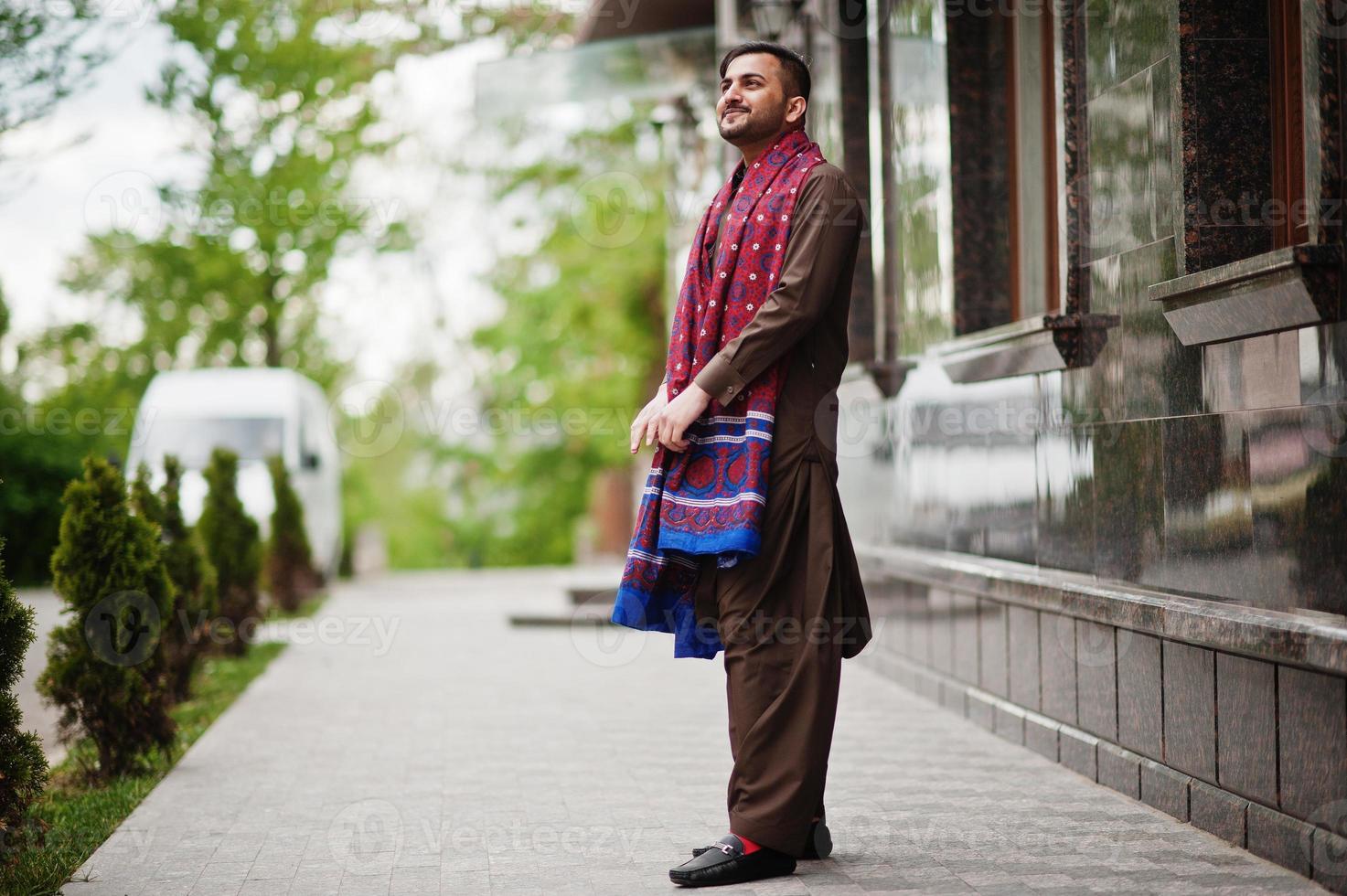 Pakistaanse Pathaanse man draagt traditionele kleding. foto