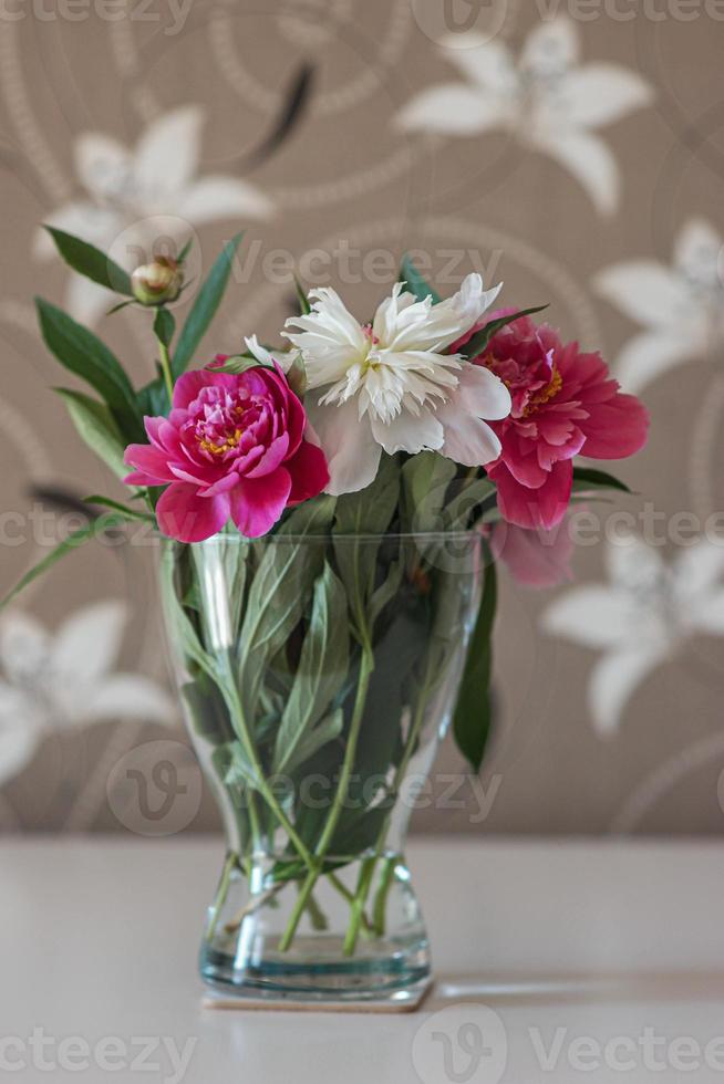 mooie bloemen sakura tulpen pioen rood roze blauw bokeh bloeiende boom foto