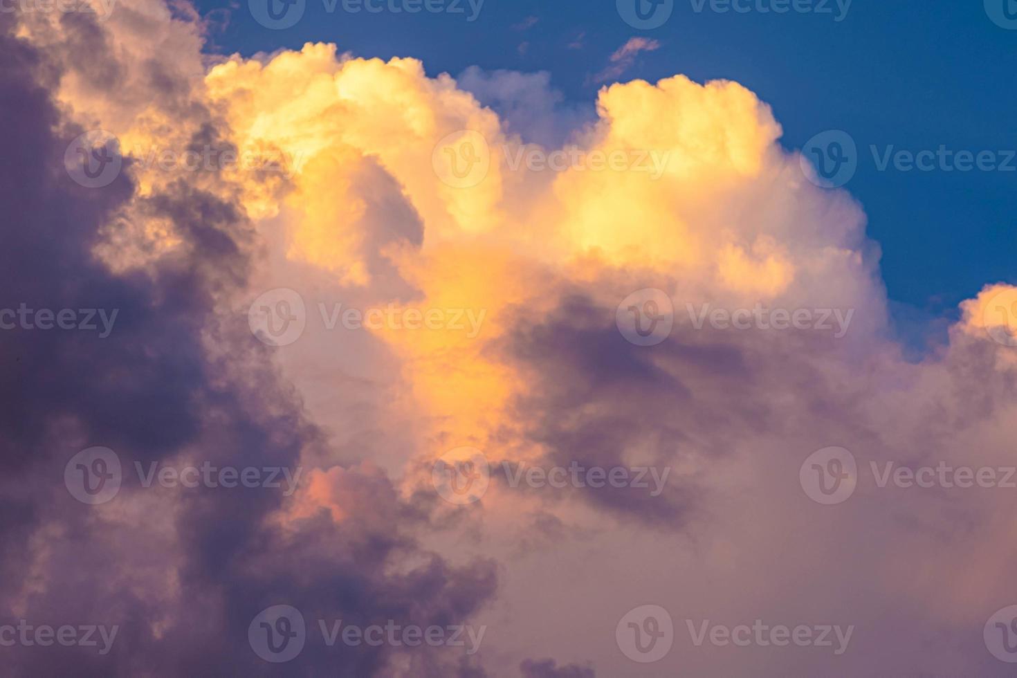 mooie wolken close-up weergave gouden uur zonneschijn of zonsondergang foto