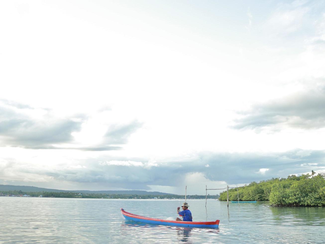 zuid buru, maluku, indonesisch - vissers gaan 's middags vissen foto