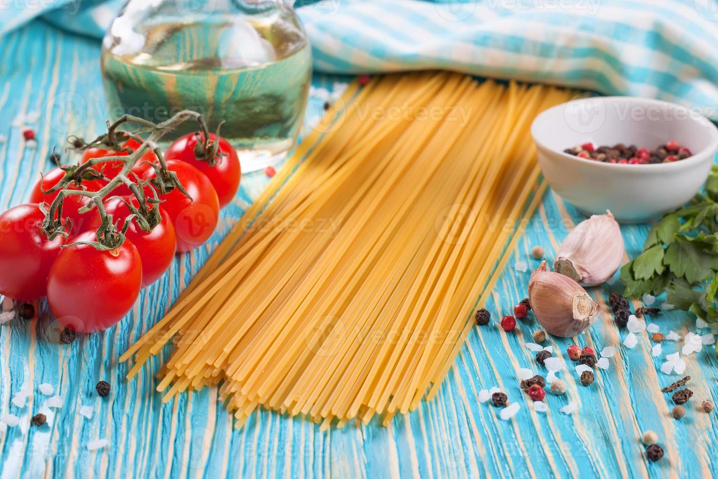 pasta en koken ingrediënten op blauwe houten achtergrond. foto