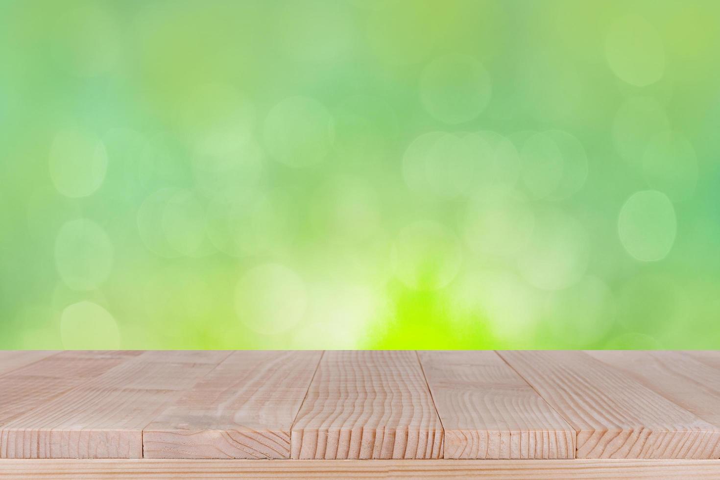 houten tafelblad op bokeh groene achtergrond foto