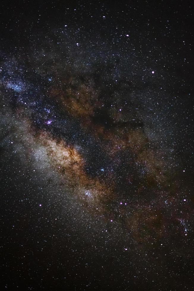 close-up van melkwegstelsel met sterren en ruimtestof in het heelal, lange blootstellingsfoto, met graan. foto