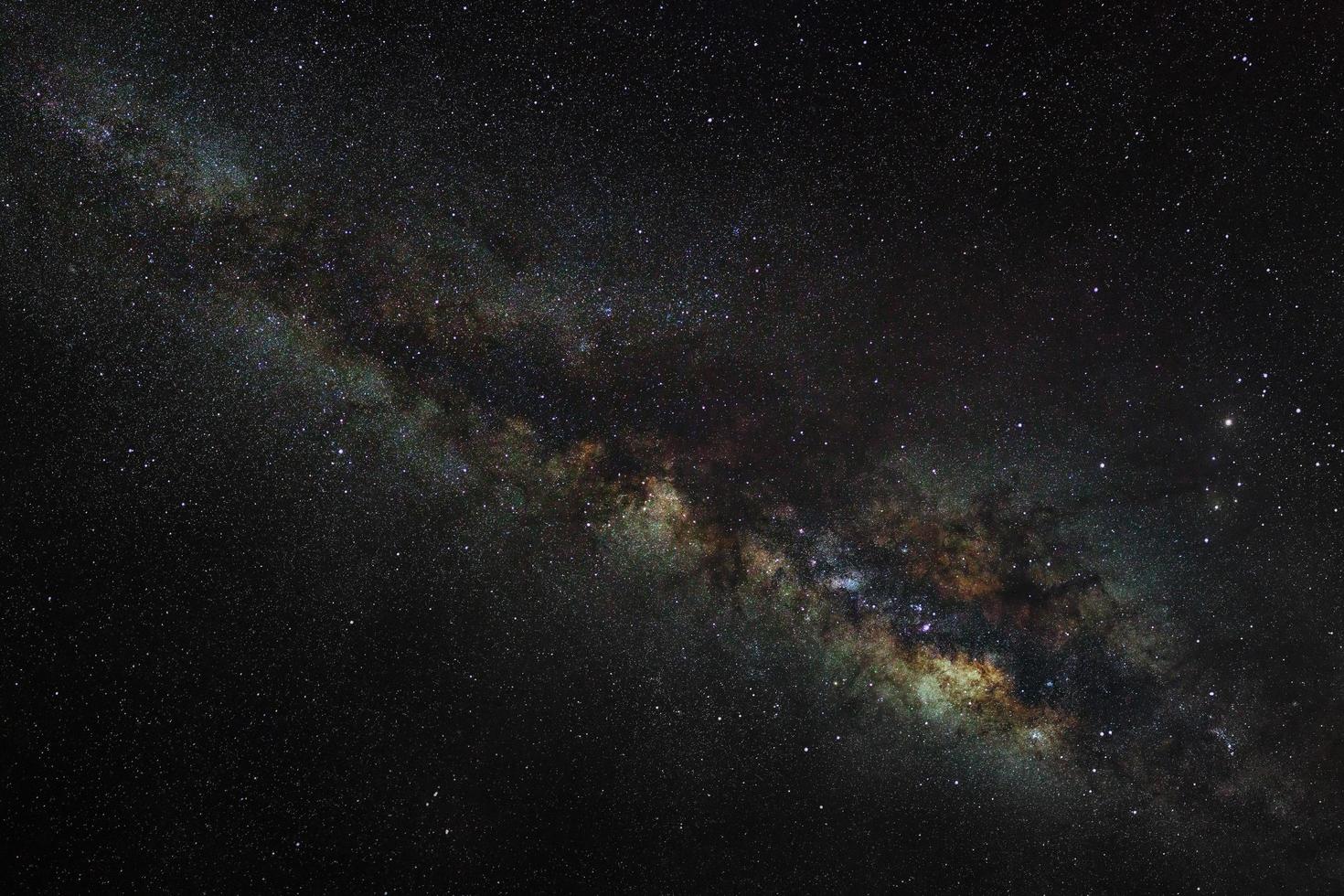 melkwegstelsel op een nachtelijke hemel, foto met lange belichtingstijd, met graan.