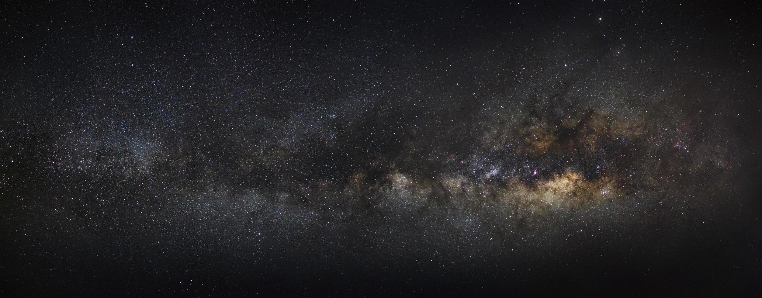 het panorama melkwegstelsel.lange belichtingsfoto.met graan foto