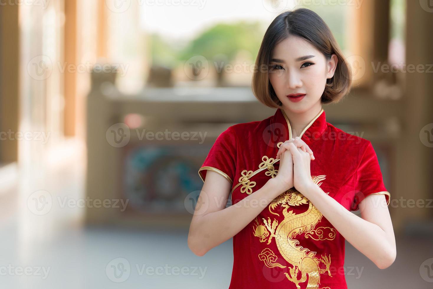 portret mooie aziatische vrouw in cheongsam-jurk, thailand-mensen, gelukkig chinees nieuwjaarsconcept, gelukkige aziatische dame in chinese klederdracht foto