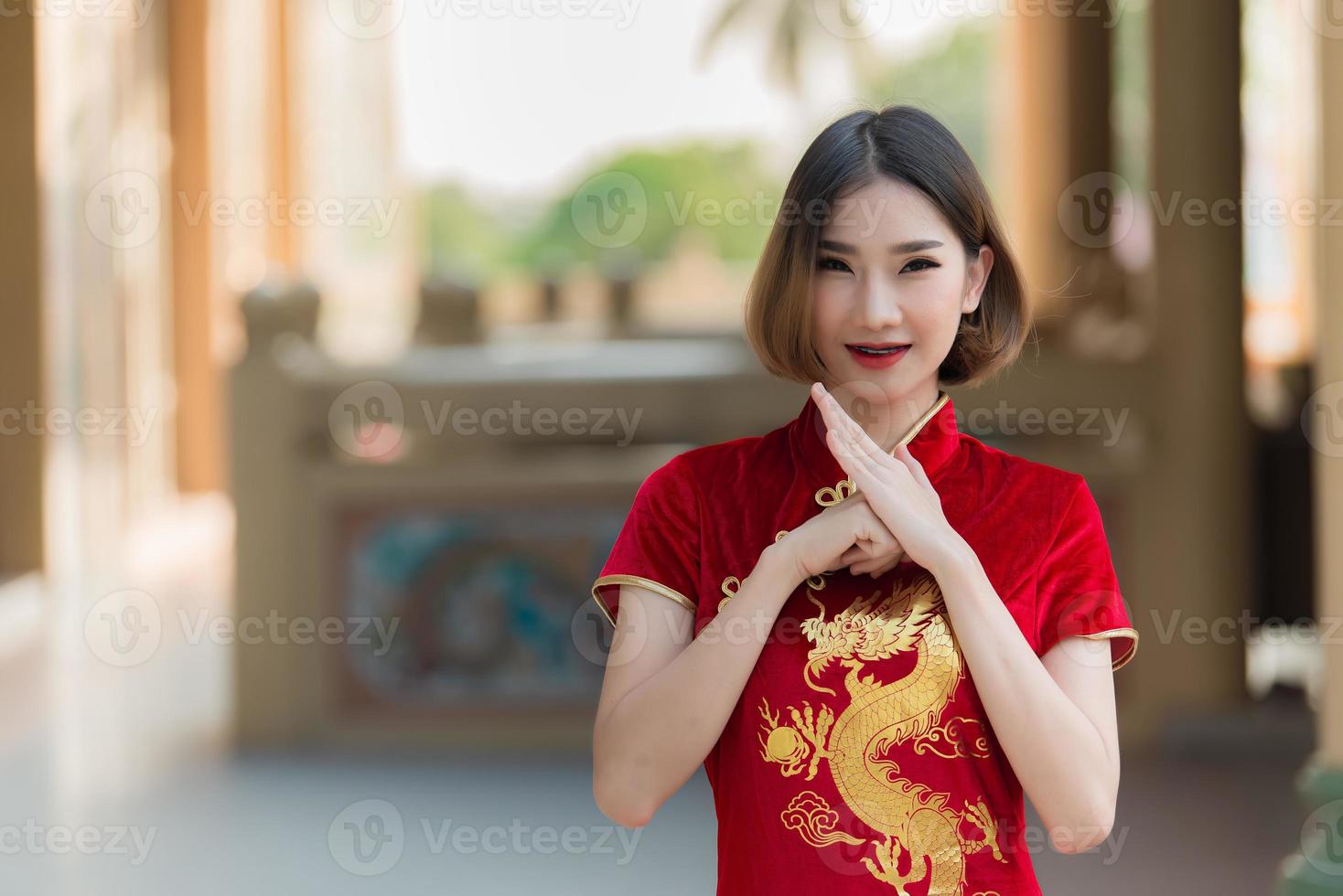 portret mooie aziatische vrouw in cheongsam-jurk, thailand-mensen, gelukkig chinees nieuwjaarsconcept, gelukkige aziatische dame in chinese klederdracht foto