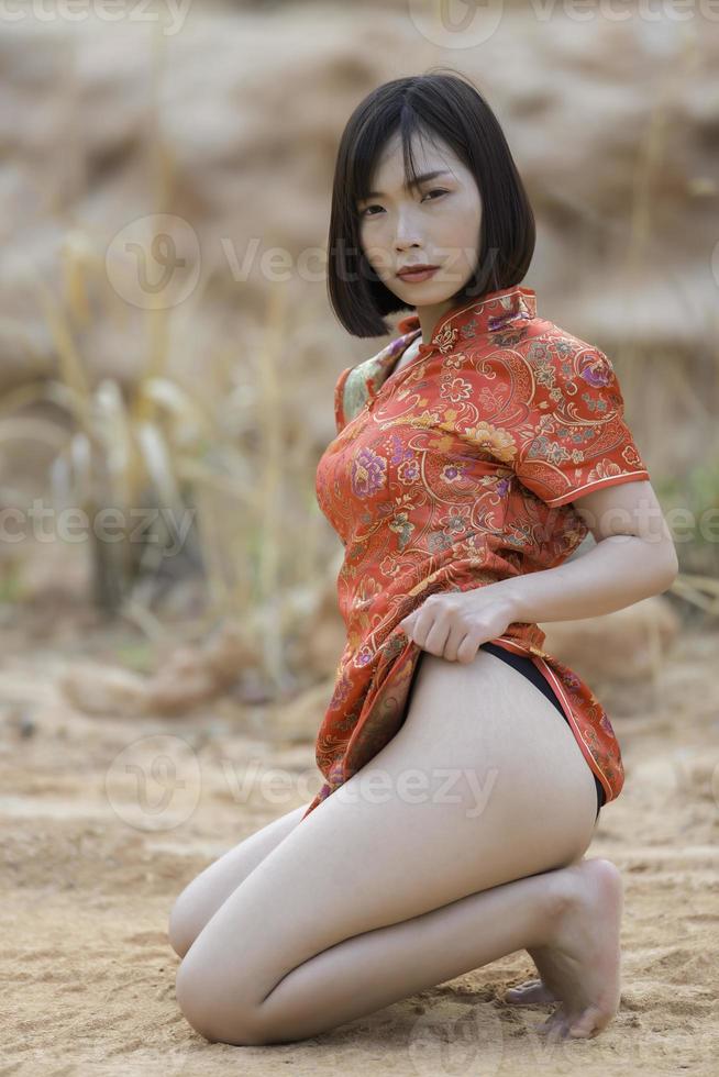 portret van mooie Aziatische sexy vrouw in cheongsam-jurk, mensen uit Thailand, gelukkig Chinees nieuwjaarsconcept foto