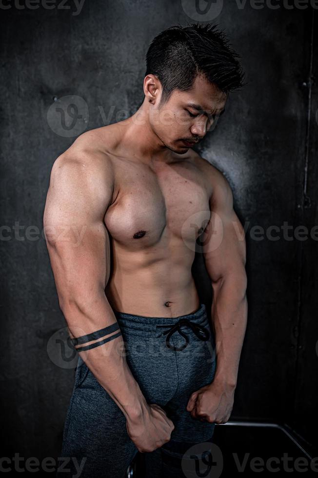 portret van aziatische man grote spier in de sportschool, mensen in thailand, training voor een goede gezondheid, lichaamsgewichttraining, fitness in de sportschool concept foto