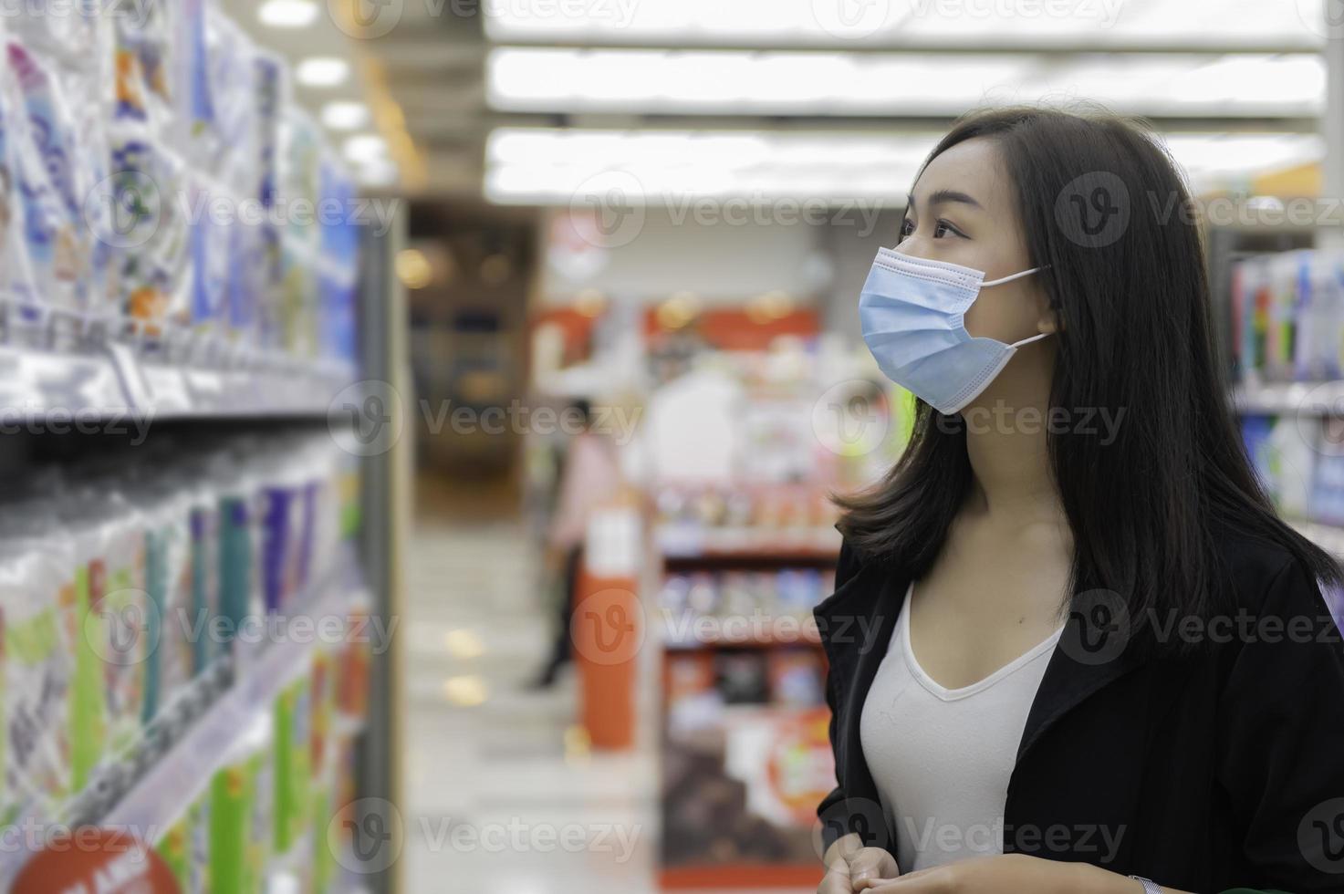 mooie aziatische vrouw winkelen met boodschappentassen bij warenhuis, thailand mensen winkelen in winkelcentrum, levensstijl van modern meisje, gelukkig vrouwenconcept foto