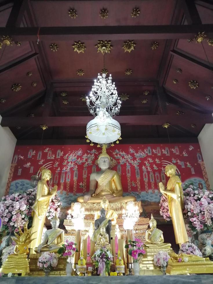 boeddha goud kleur thaise tempel heilige dingen geloof phitsanulok thailand foto