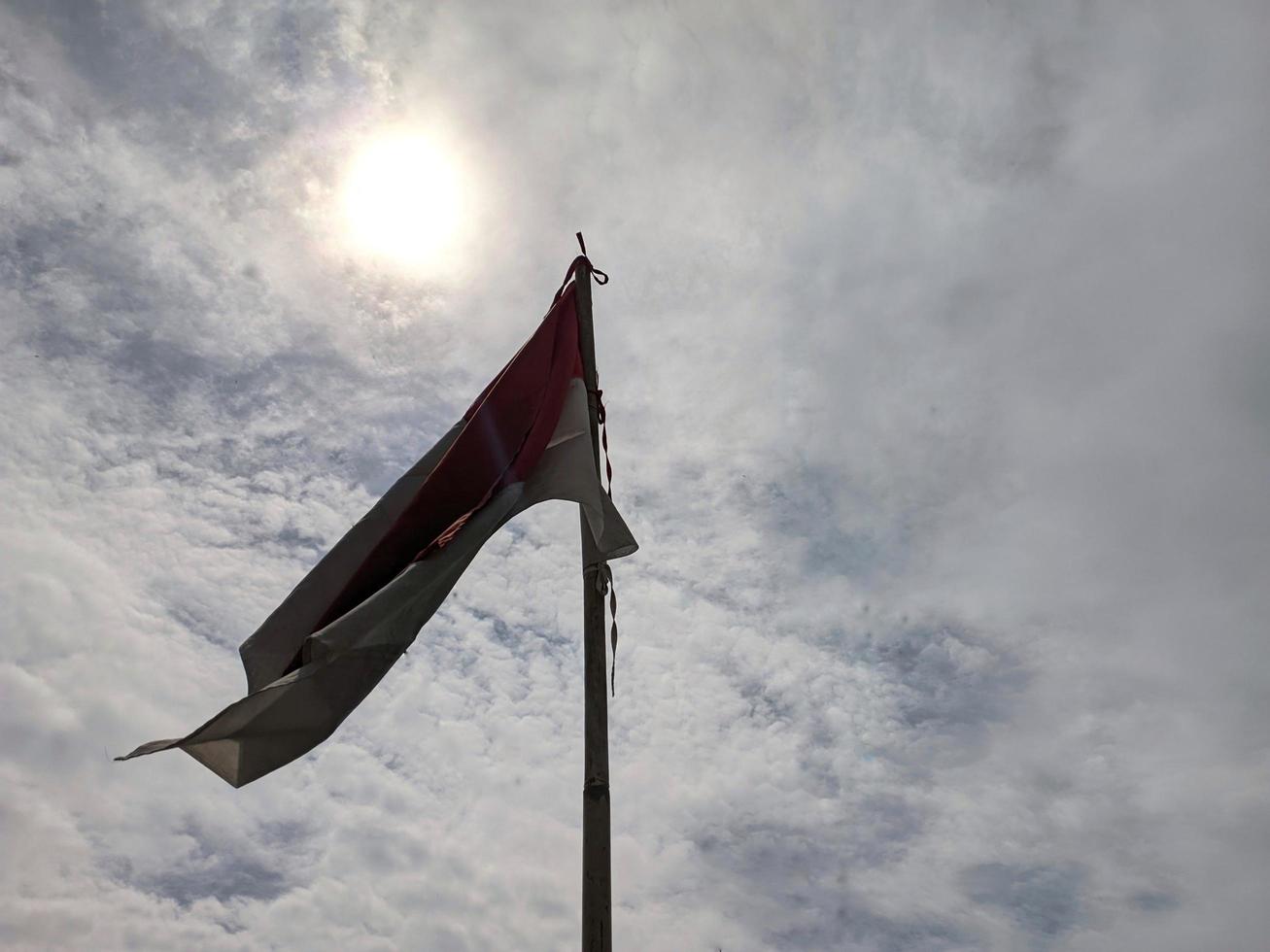 onder de Indonesische vlag vliegen met bamboestokken en de schoonheid van de zon erop foto