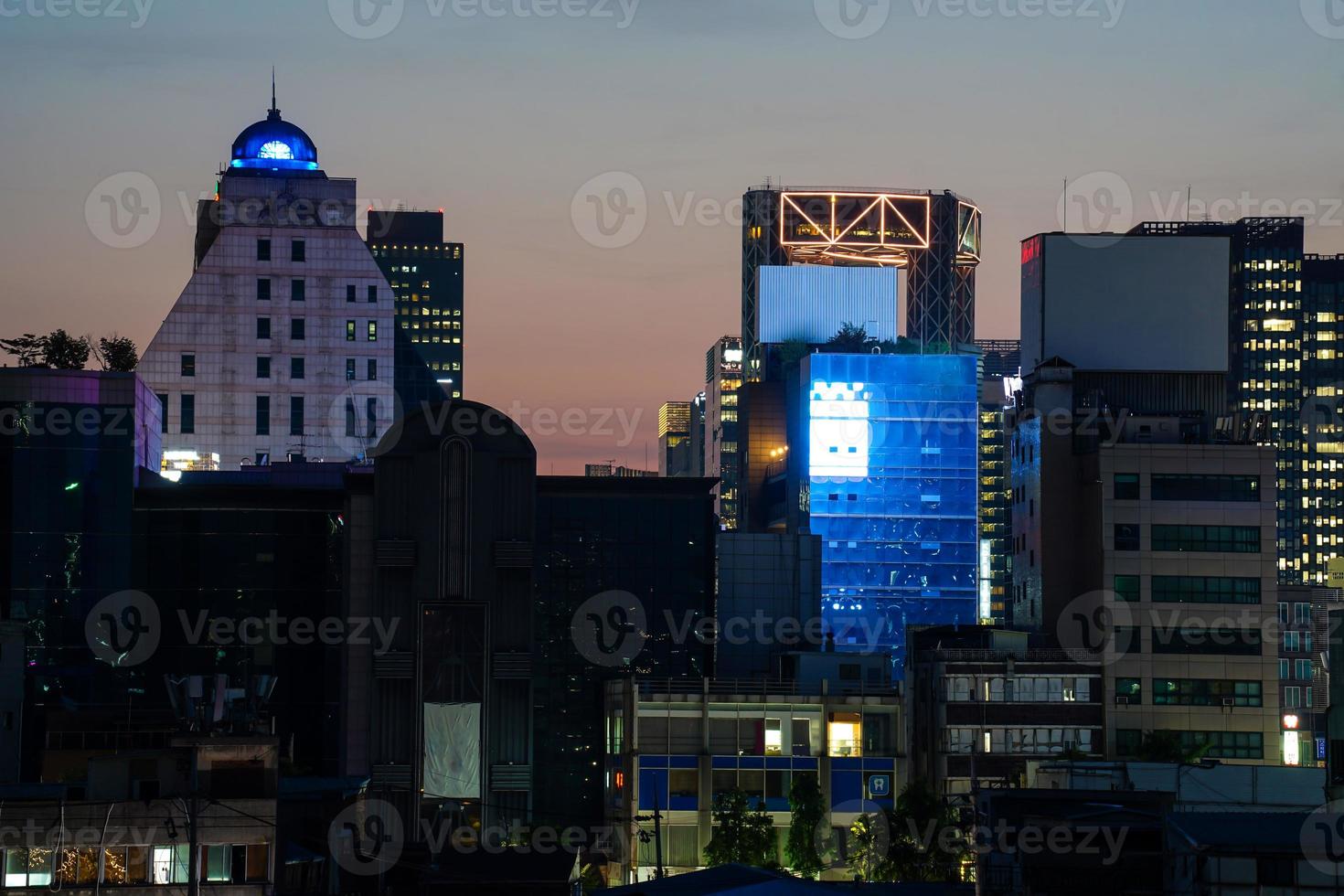 nachtzicht op jongno 3-ga, seoul, korea foto