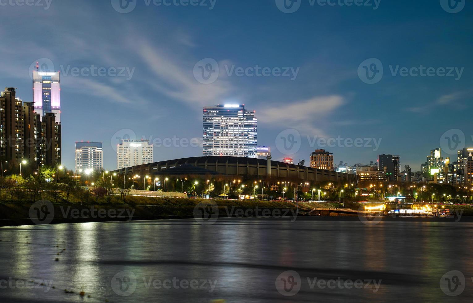 nachtzicht op de han-rivier in seoul foto