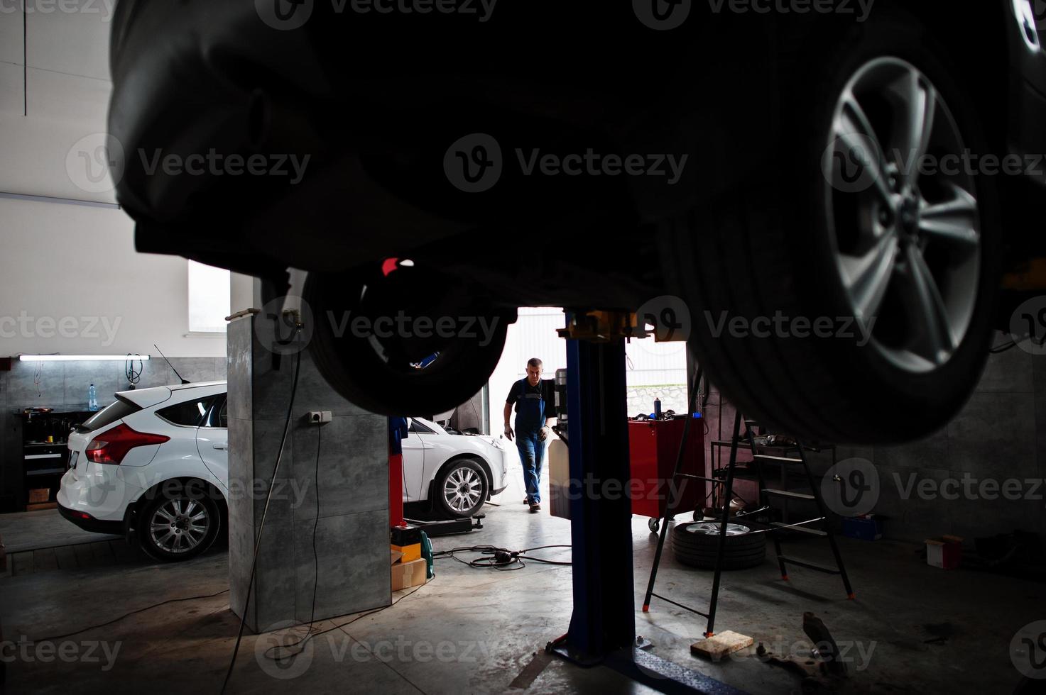 auto reparatie en onderhoud thema. monteur in uniform werken in autoservice. foto