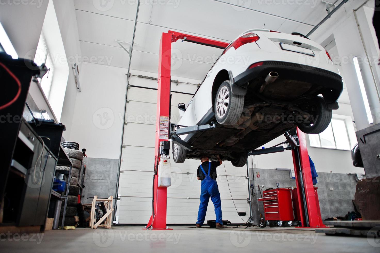 auto reparatie en onderhoud thema. monteur in uniform werken in autoservice. foto