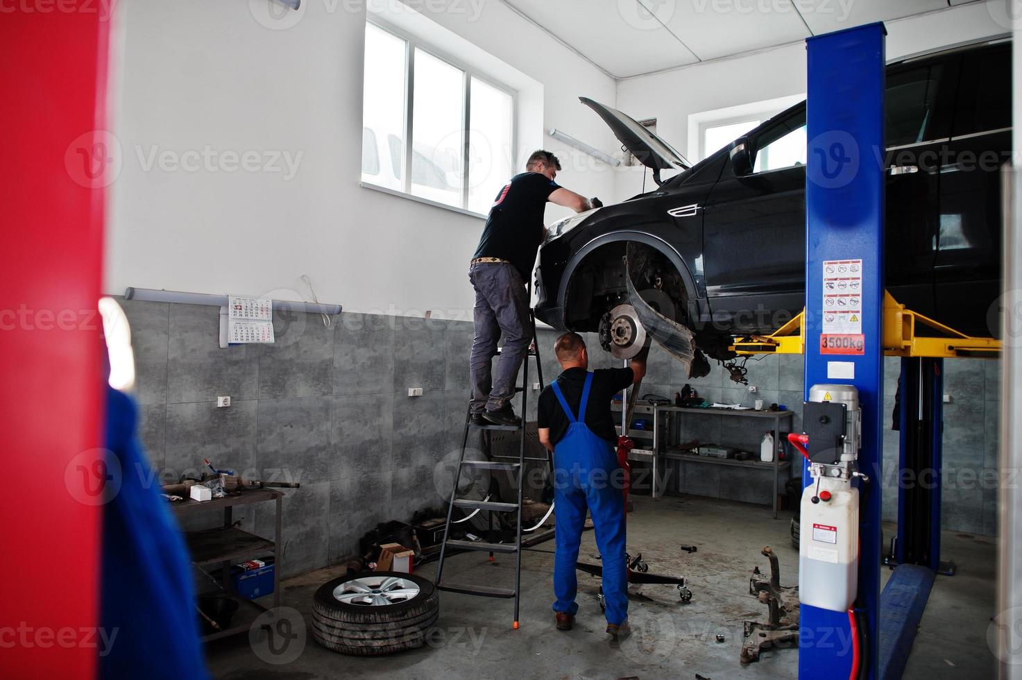 auto reparatie en onderhoud thema. monteur in uniform werken in autoservice. foto