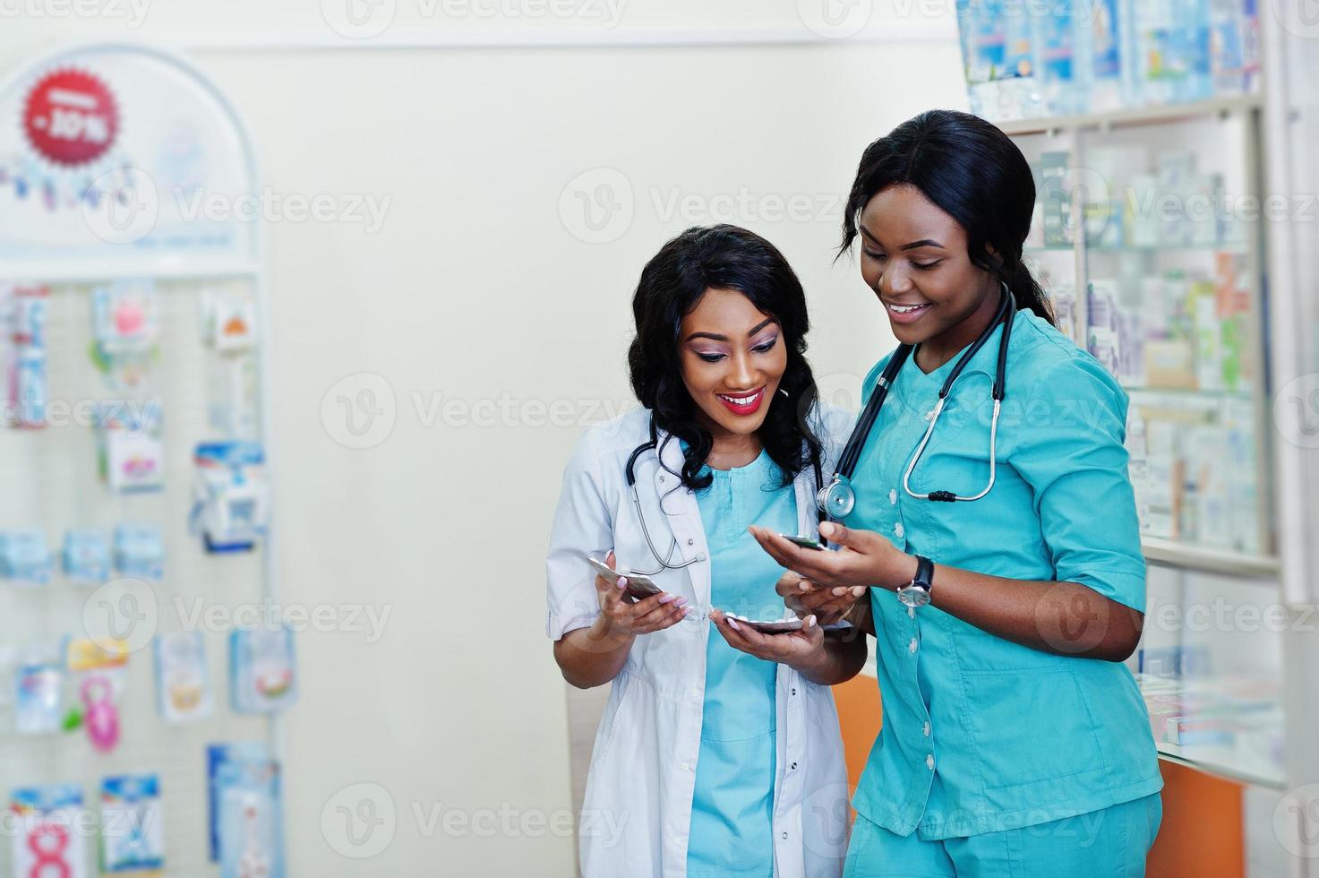 twee Afro-Amerikaanse apothekers werken in drogisterij bij ziekenhuisapotheek. afrikaanse gezondheidszorg. foto