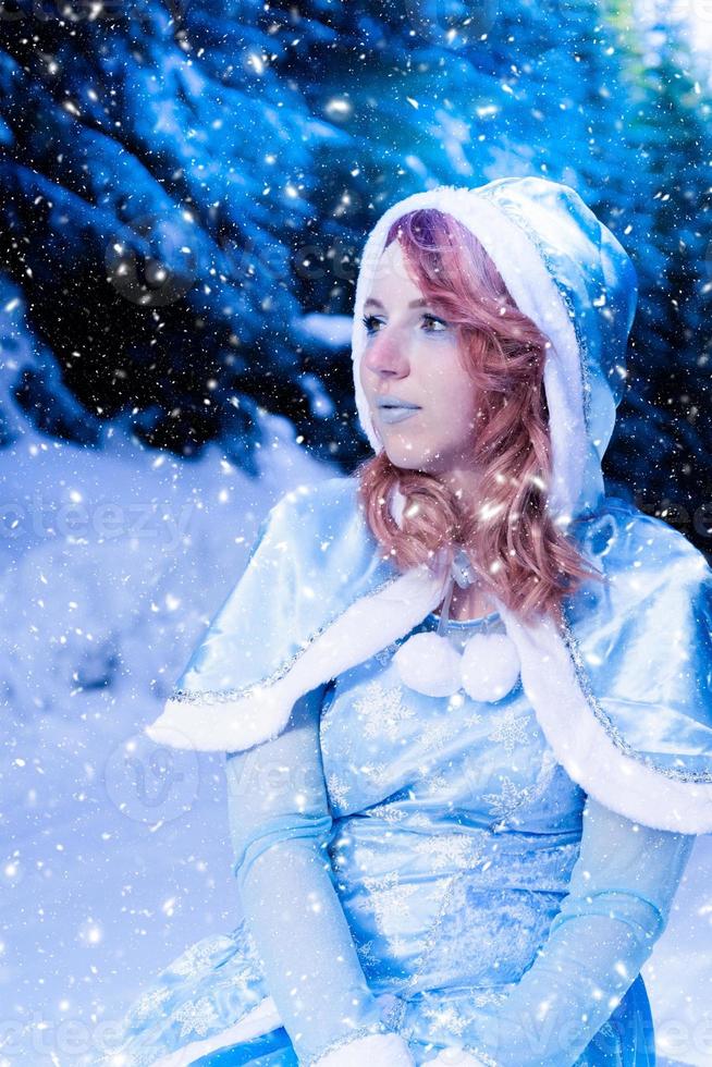 mooie roodharige vrouw in blauwe winteroutfit foto