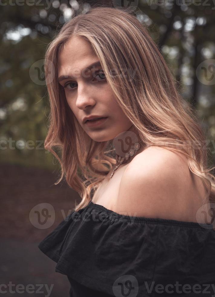 portret van mooie blonde vrouw die zwarte draagt foto