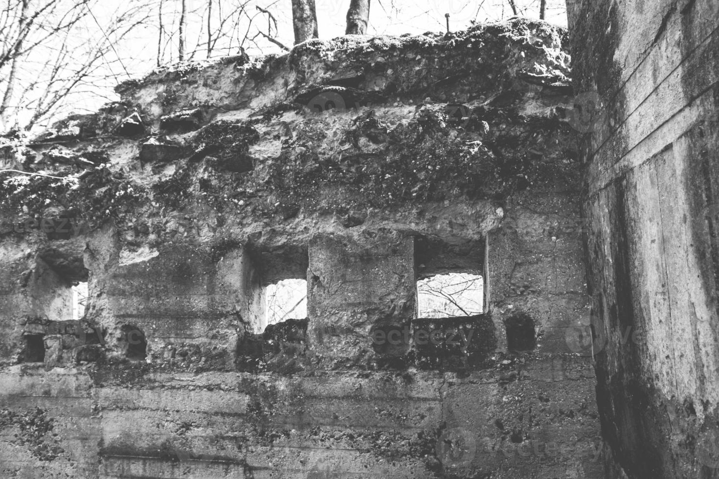 oude ruïne in het bos foto